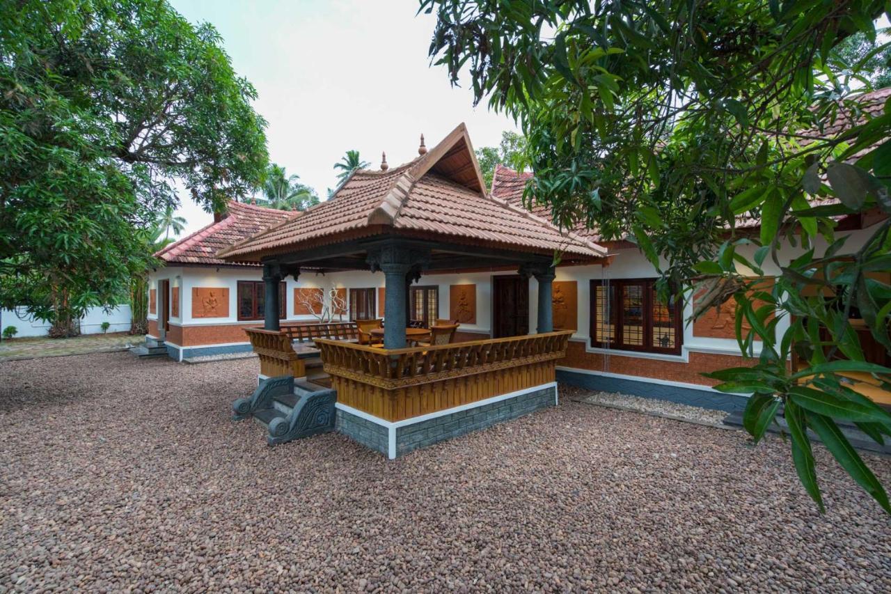 The Backwater Heritage- Comp Breakfast With River View & Lawn By Stayvista Alappuzha Exterior photo