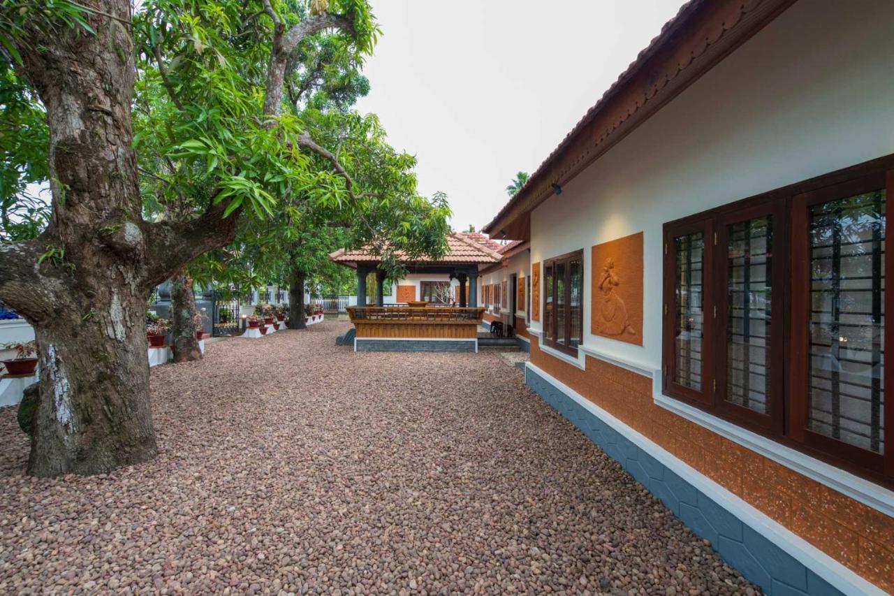 The Backwater Heritage- Comp Breakfast With River View & Lawn By Stayvista Alappuzha Exterior photo