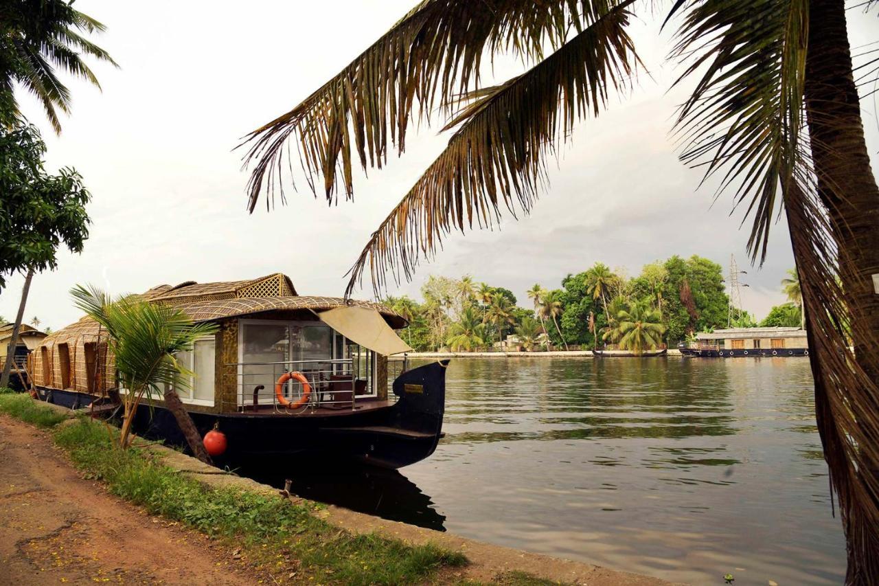 The Backwater Heritage- Comp Breakfast With River View & Lawn By Stayvista Alappuzha Exterior photo
