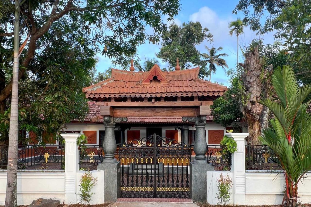 The Backwater Heritage- Comp Breakfast With River View & Lawn By Stayvista Alappuzha Exterior photo
